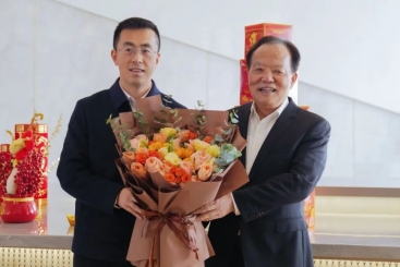 桐乡市委书记于会游到优德88慰问高层次人才