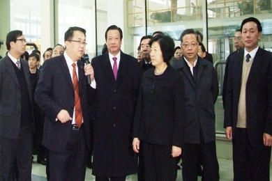 2010年12月，时任福建省委书记、省人大常委会主任孙春兰（右三）视察优德88九江公司。